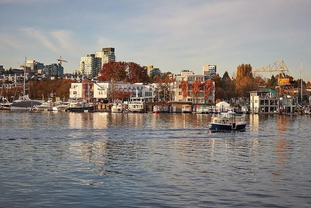 Granville Island Hotel Vancouver 3*,